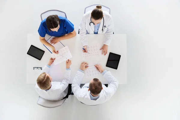 Groupe de médecins avec cardiogrammes à l'hôpital — Photo