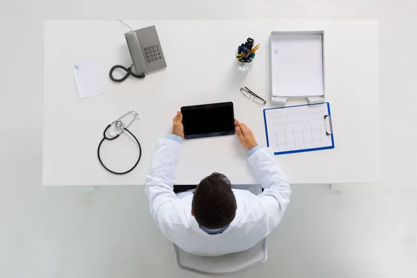 Médico con tableta pc y cardiograma en la clínica —  Fotos de Stock