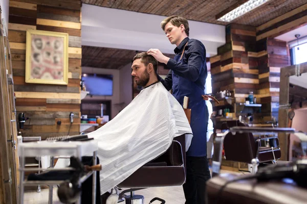 Uomo e barbiere styling capelli al barbiere — Foto Stock