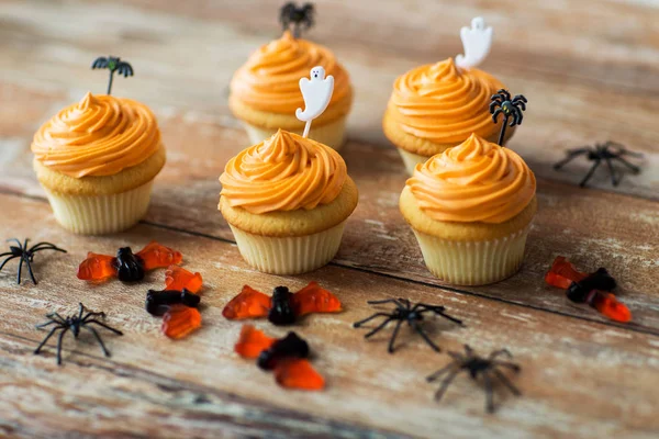 Fiesta de halloween decorado cupcakes en mesa de madera — Foto de Stock