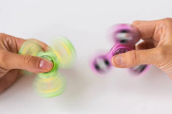 Primer plano de las manos jugando con los hilanderos fidget — Foto de Stock