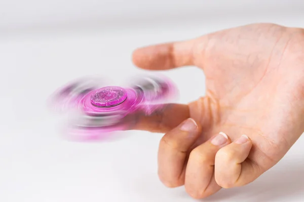 Primer plano de la mano jugando con fidget spinner — Foto de Stock