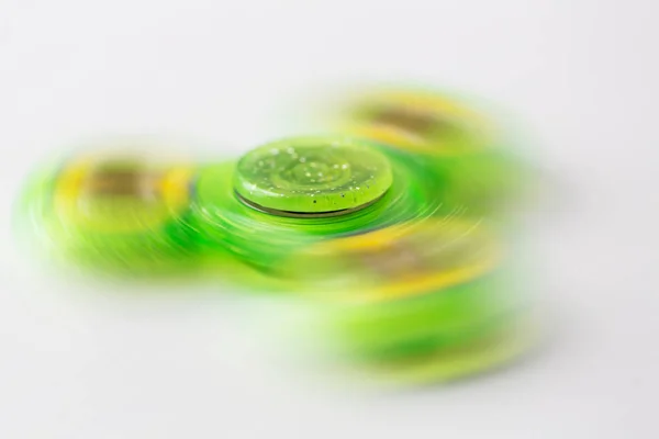Primer plano de verde lima spinning fidget spinner — Foto de Stock