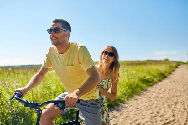 Casal feliz andar de bicicleta juntos no verão — Fotografia de Stock