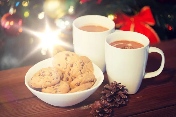 Haferkekse und heiße Schokolade über dem Weihnachtsbaum — Stockfoto