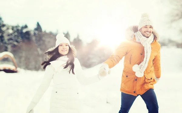 Glückliches Paar geht über winterlichen Hintergrund — Stockfoto