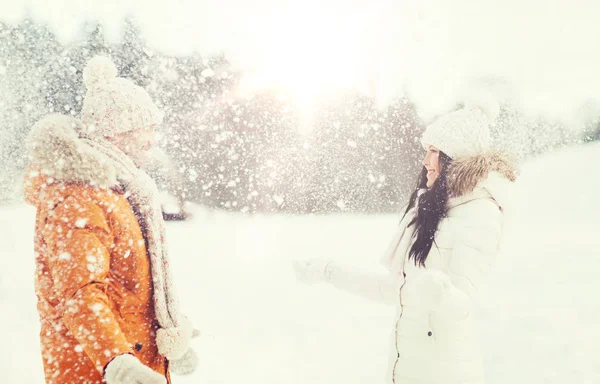 Щаслива пара грає зі снігом взимку — стокове фото