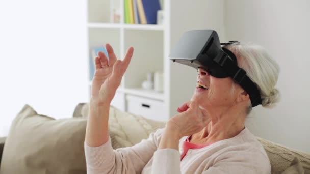 Anciana en auriculares de realidad virtual o gafas 3d — Vídeo de stock