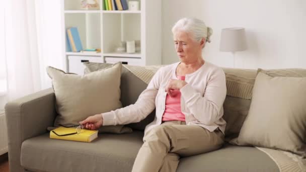 Senior woman with glasses having vision problem — Stock Video