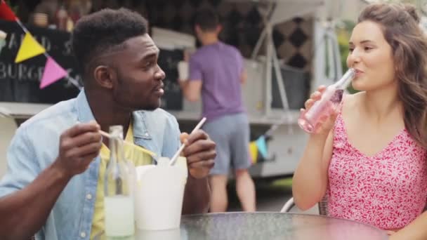 Amigos felices con bebidas comer wok en camión de comida — Vídeos de Stock