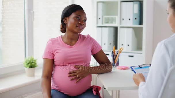 Gynecologist and pregnant woman at hospital — Stock Video