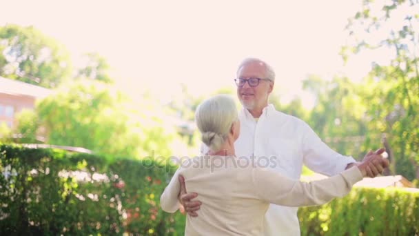 Lyckliga senior paret dansar på sommaren stadsparken — Stockvideo