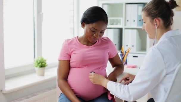 Dokter kandungan dan wanita hamil di rumah sakit. — Stok Video