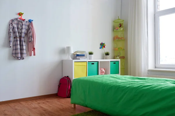 Chambre d'enfants intérieur avec lit, rack et accessoires — Photo