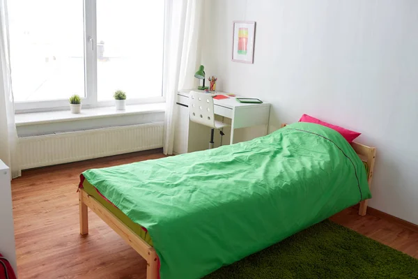 Інтер'єр дитячої кімнати з ліжком, столом та аксесуарами — стокове фото