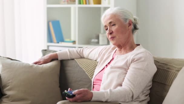 Feliz mulher sênior assistindo tv em casa — Vídeo de Stock