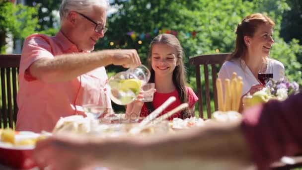 Щаслива сім'я вечеря або літня вечірка в саду — стокове відео