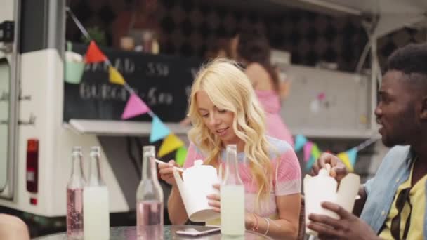 Amigos multirraciales felices comiendo wok en camión de comida — Vídeo de stock
