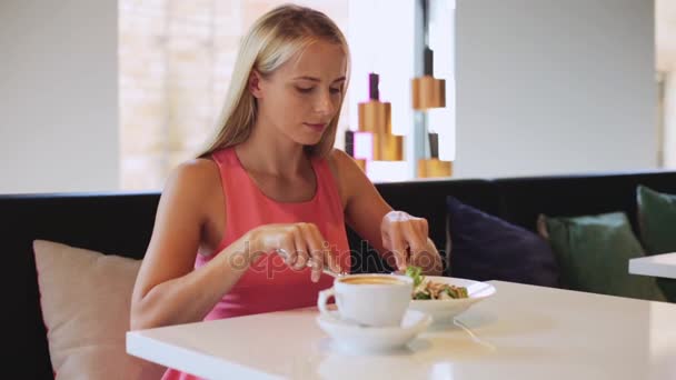Счастливая женщина обедает в ресторане — стоковое видео