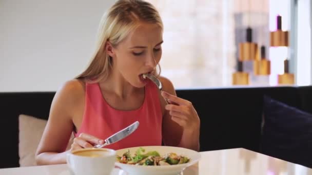 Mujer feliz almorzando en restaurante — Vídeos de Stock