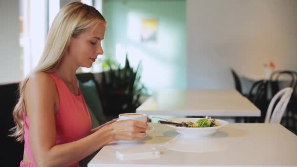 Vrouw met koffie aanroepende smartphone bij restaurant — Stockvideo