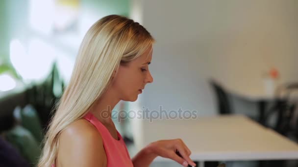 Lycklig kvinna äter lunch på restaurang — Stockvideo