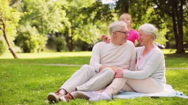 Abuelos mayores y nieta en el parque — Vídeos de Stock