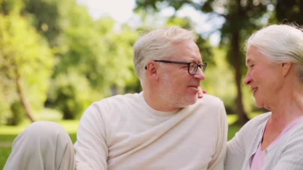 Senioren-Großeltern und Enkelin im Park — Stockvideo