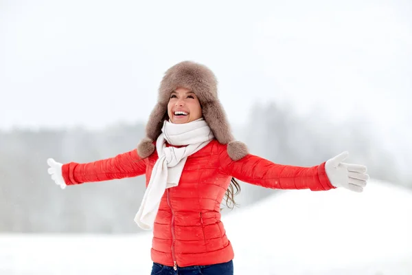 Femeie fericită în pălărie de blană de iarnă în aer liber — Fotografie, imagine de stoc