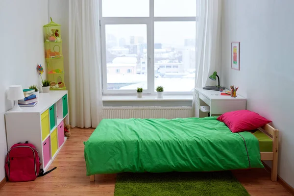 Děti pokoj interiér s postelí a příslušenství — Stock fotografie