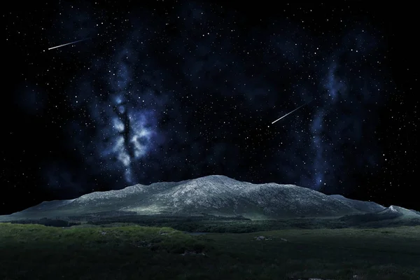 Gece gökyüzü veya alanı üzerinde dağ manzarası — Stok fotoğraf