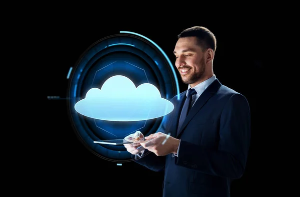 Geschäftsmann mit Tablet-PC und Cloud-Projektion — Stockfoto