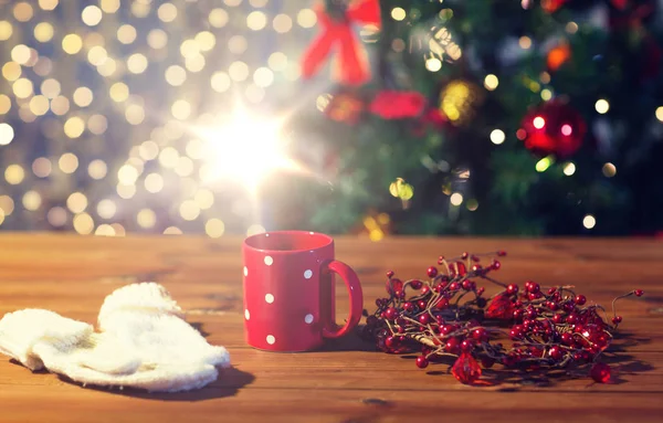 Šálek čaje s palčáky a vánoční dekorace — Stock fotografie