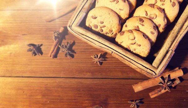 Zblízka ovesné cookies na dřevěný stůl — Stock fotografie