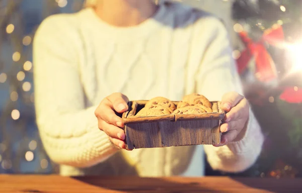 Primer plano de la mujer con galletas de avena en casa —  Fotos de Stock