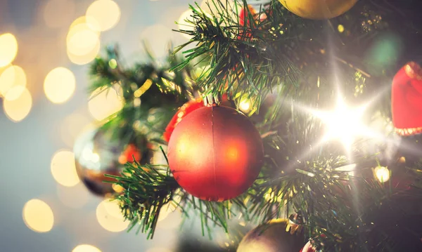 공으로 장식된 크리스마스 트리를 클로즈업하는 모습 — 스톡 사진
