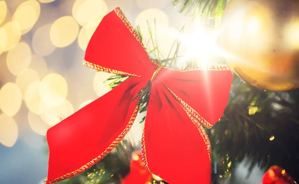 Detailní záběr z červené luk dekorace na vánoční stromeček — Stock fotografie