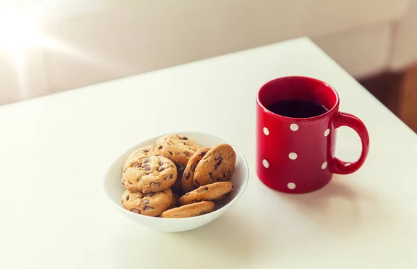 Närbild på Havreflarn och rött te kopp på bord — Stockfoto