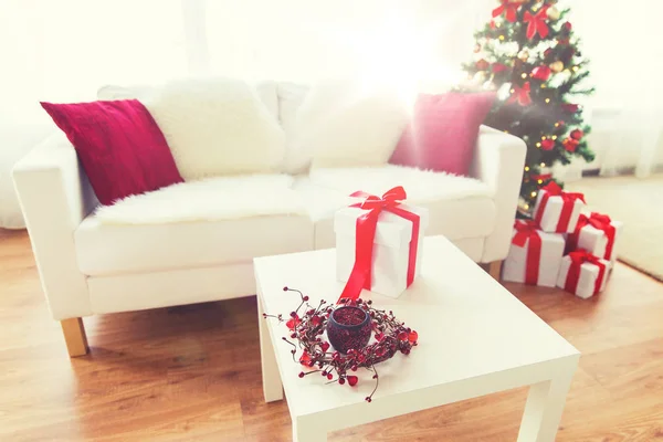 Fechar a caixa de presente de Natal na mesa em casa — Fotografia de Stock