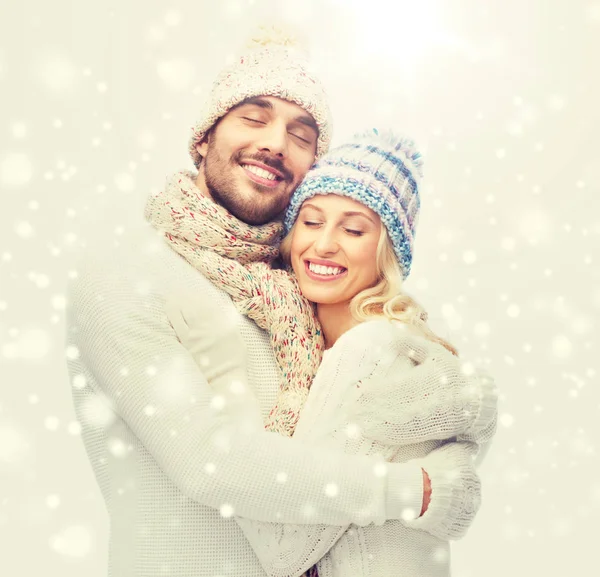 Sorrindo casal em roupas de inverno abraçando — Fotografia de Stock