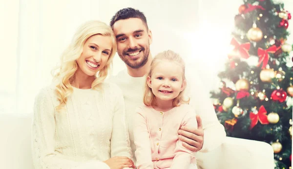 幸せな家族で家にクリスマスツリー — ストック写真
