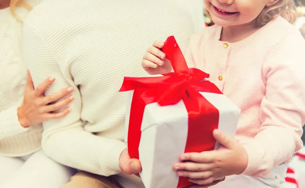 Close up van moeder en kind meisje met geschenkdoos — Stockfoto