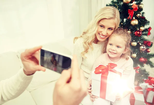 Familia tomando fotos con smartphone en Navidad — Foto de Stock