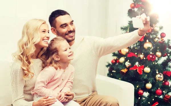 随着智能手机在圣诞节家庭采取自拍照 — 图库照片