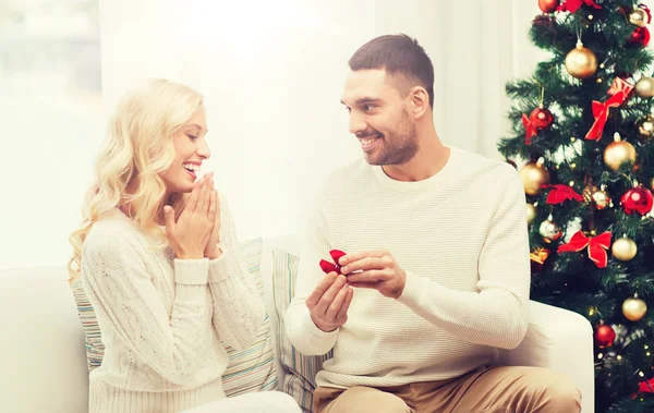 Muž dává žena zásnubní prsten na Vánoce — Stock fotografie