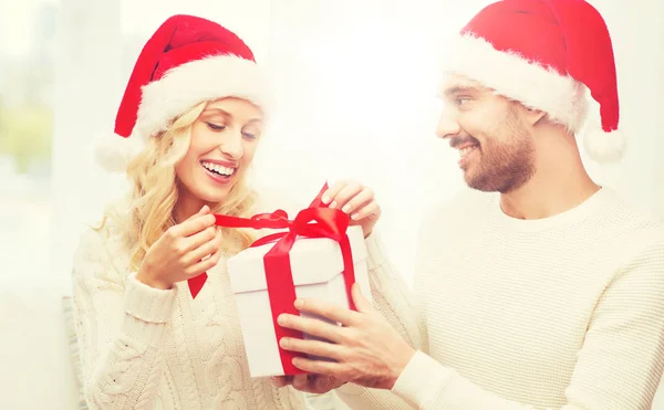 Casal feliz em casa com caixa de presente de Natal — Fotografia de Stock