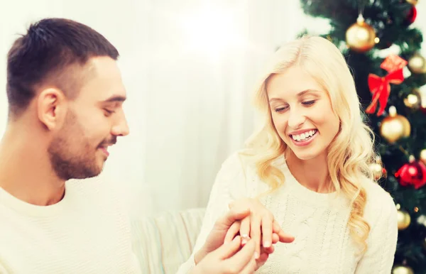 Hombre dando anillo de compromiso mujer para la Navidad — Foto de Stock