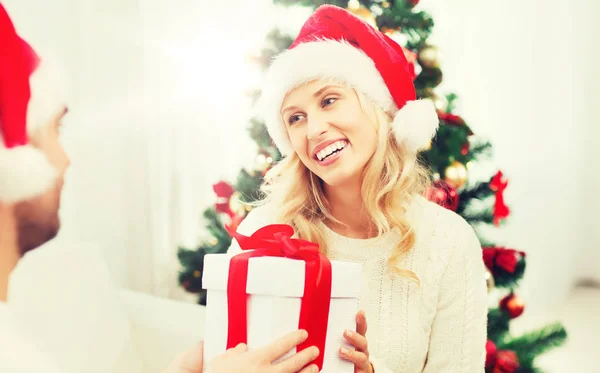 Casal feliz em casa com caixa de presente de Natal — Fotografia de Stock