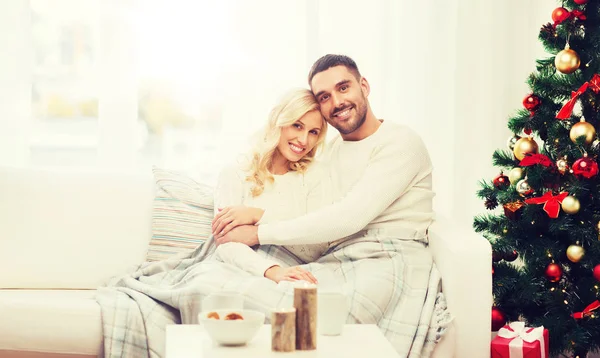Szczęśliwa para w domu z choinki — Zdjęcie stockowe