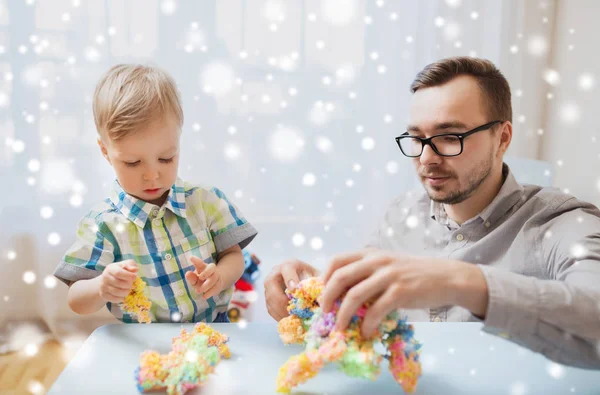 Pai e filho brincando com barro bola em casa — Fotografia de Stock